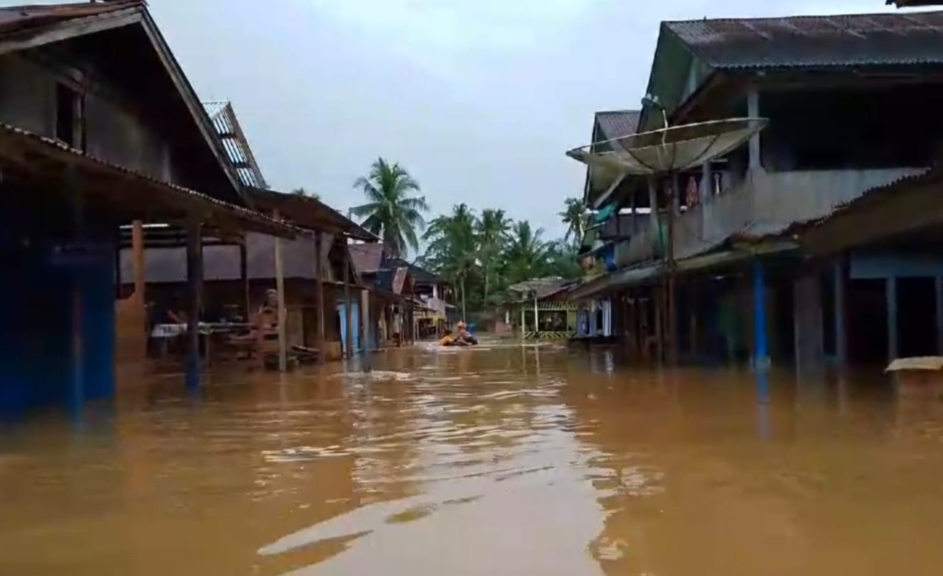 Banjir 2 Meter Rendam Kabupaten Mandailing Natal, 30 KK Mengungsi