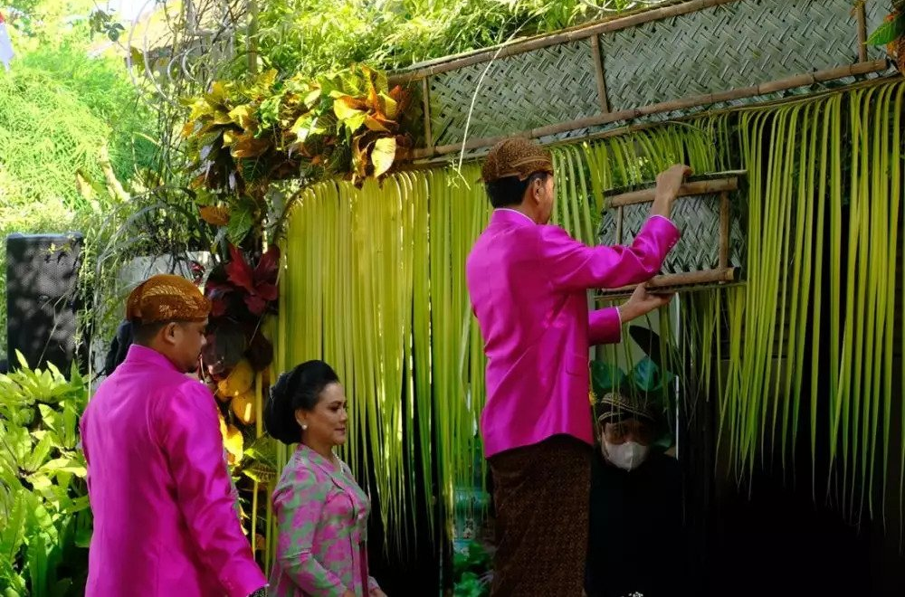 Momen Jokowi Pasang Bleketepe, Ditemani Keluarga Berbeskap Fuschia