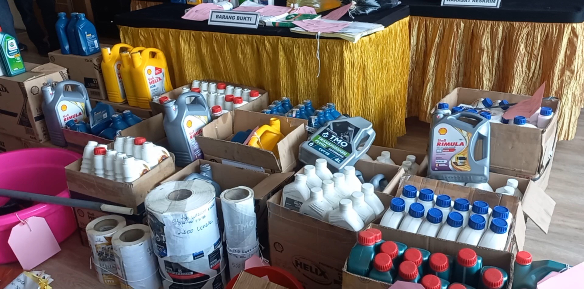 Gila! Belajar dari YouTube, 4 Tersangka Campur Oli Bekas dan Parafin Jadi Merek Ternama