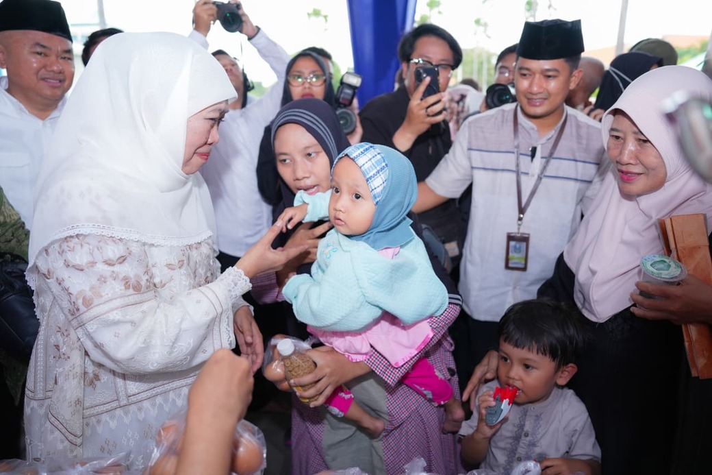 Jelang Ramadhan, Khofifah Pastikan Stabilitas Harga Lewat Pasar Murah di Masjid Al Akbar