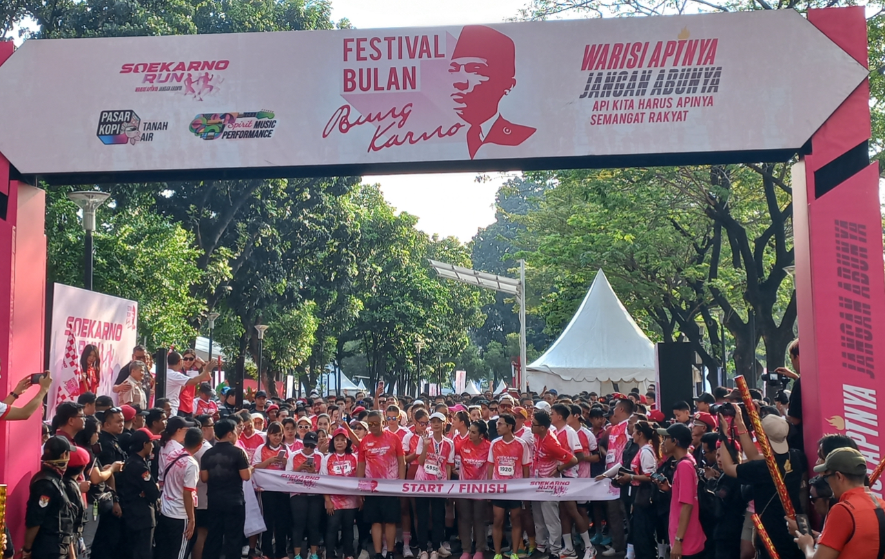 PDIP Tutup Festival Bulan Bung Karno, Ribuan Pelari Ikuti 'Soekarno Run' di Parkir Timur GBK