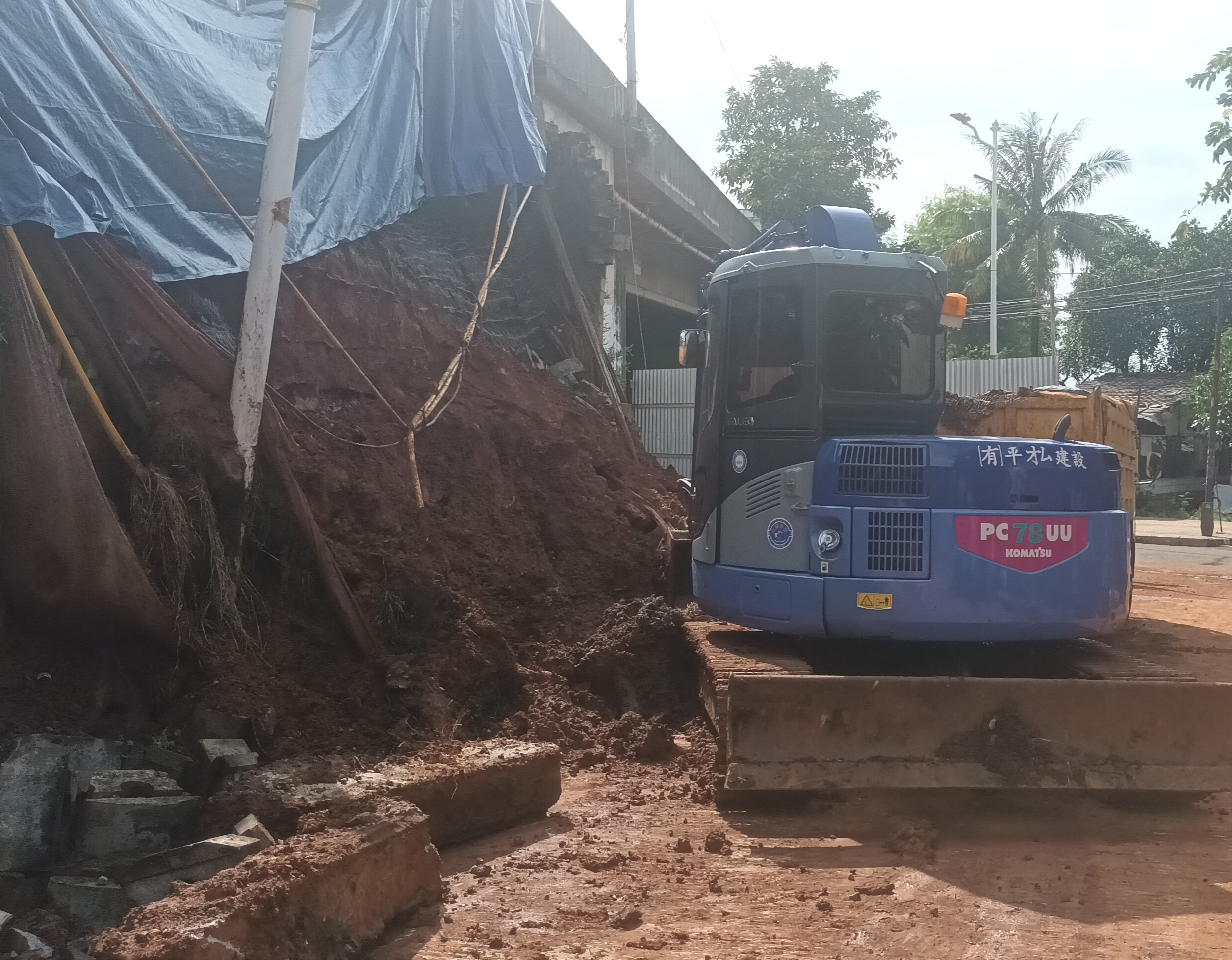 Sudah 3 Kali, Warga Khawatir Terjadi Longsor Susulan di Tebing Tol Bintaro