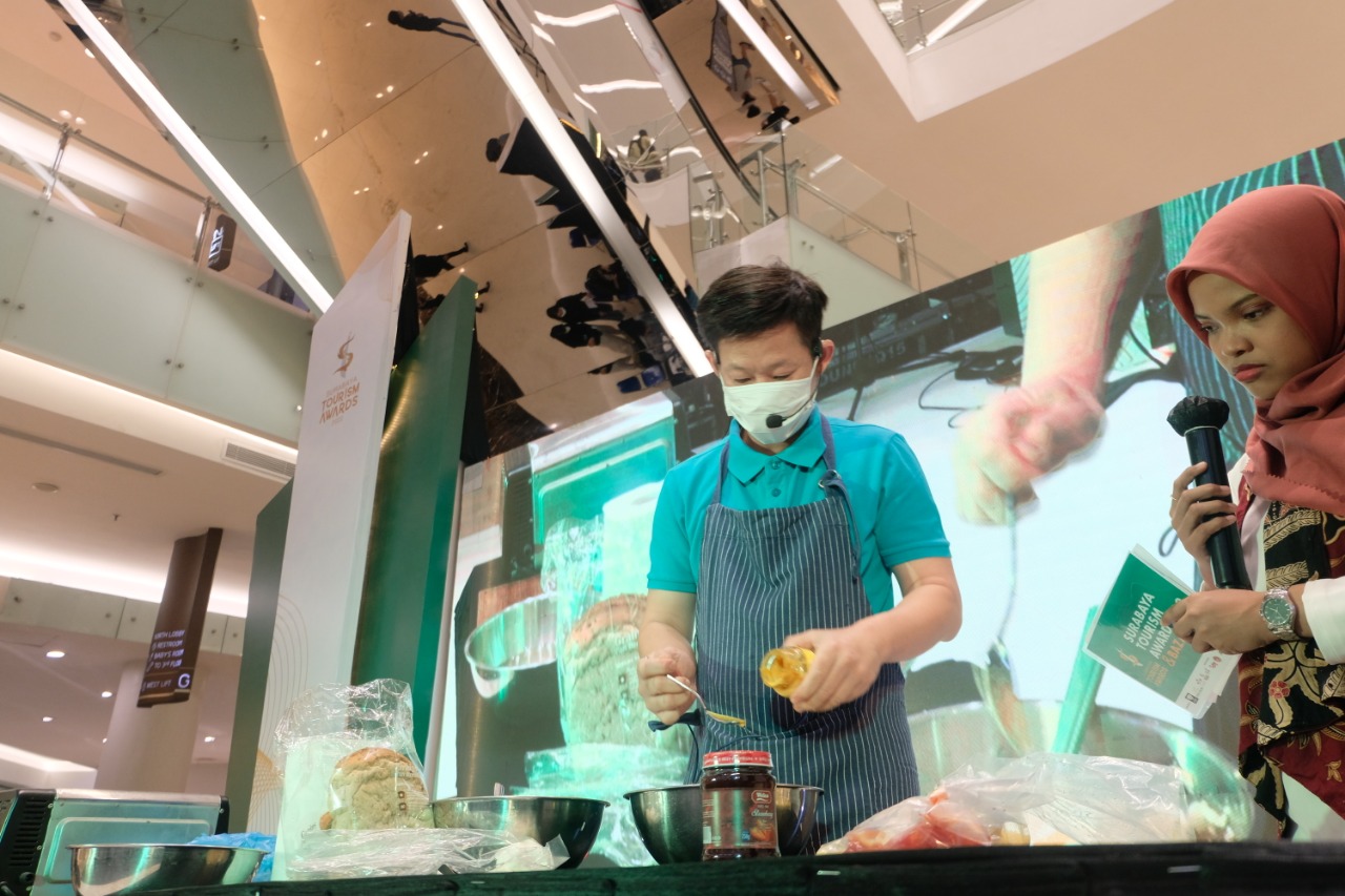 Chef Hugo Bagikan Resep Korean Sandwich di Surabaya Tourism Awards 2022