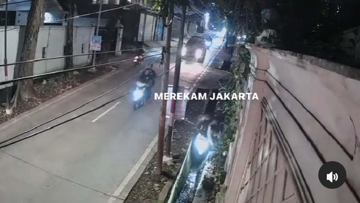 Viral! Video Pembacokan Mampang Prapatan, Pelaku Kabur Saat Korban Masuk Selokan