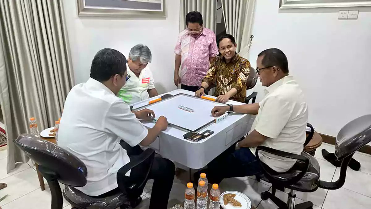 Viral Main Domino dengan Menteri, Azis Wellang Bantah Status Tersangka Pembalakan Liar
