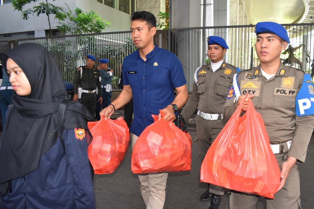 Operasi Gabungan Satpol PP-Bea Cukai Sita 981 Bungkus Rokok Ilegal di Surabaya