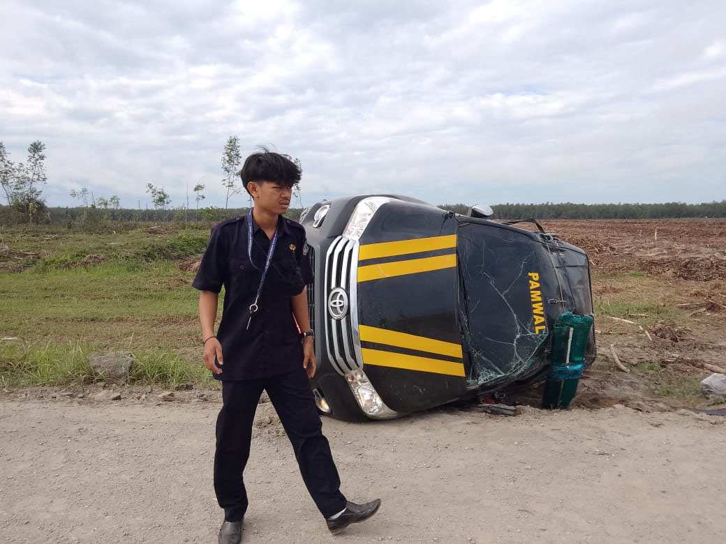 Mobil Satpol-PP Pemkab Tanjabbar Terbalik Saat Konvoi