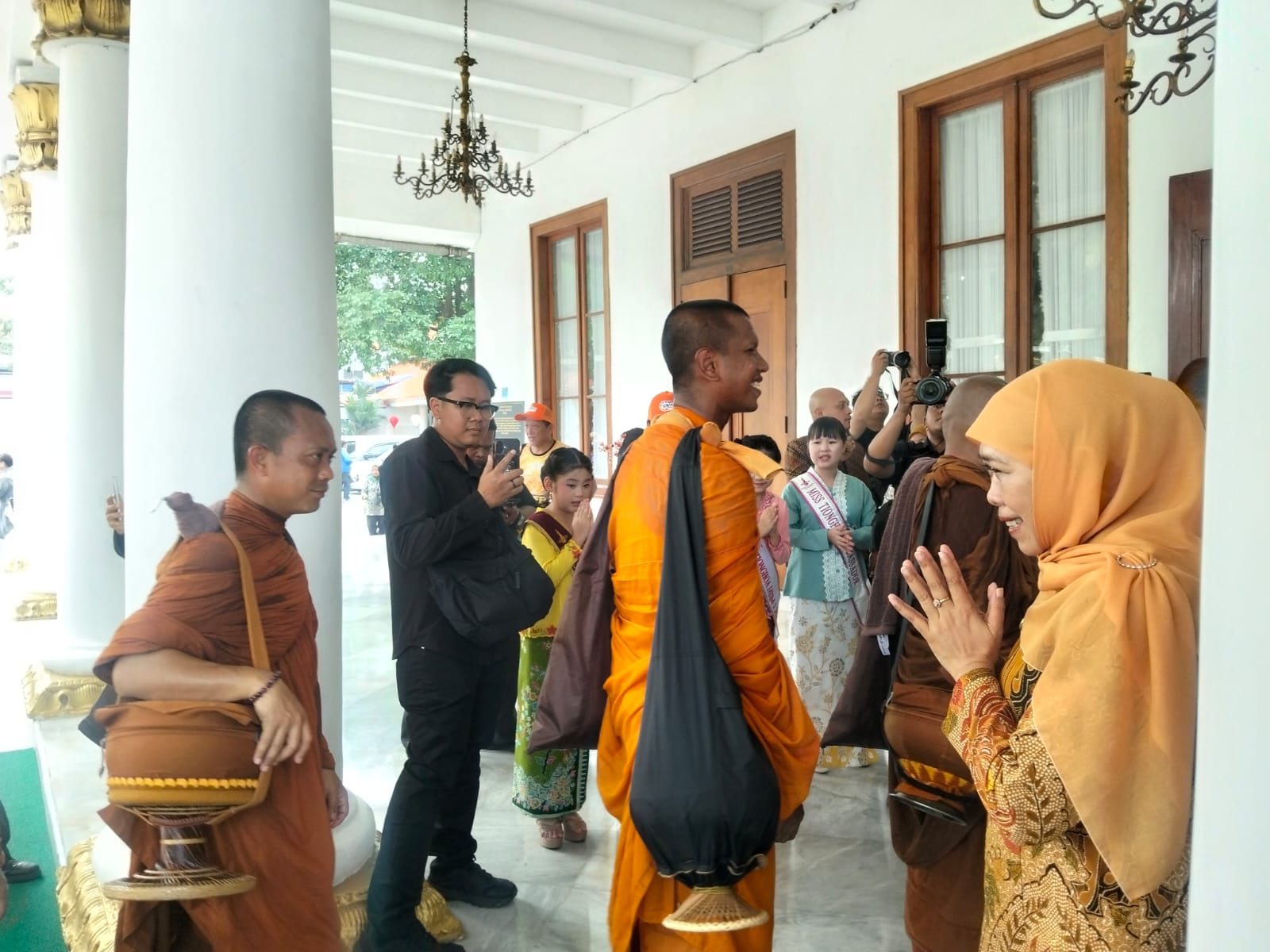 Singgah di Grahadi, Rombongan Biksu Walk for Peace dari Empat Negara Serukan Perdamaian Dunia 