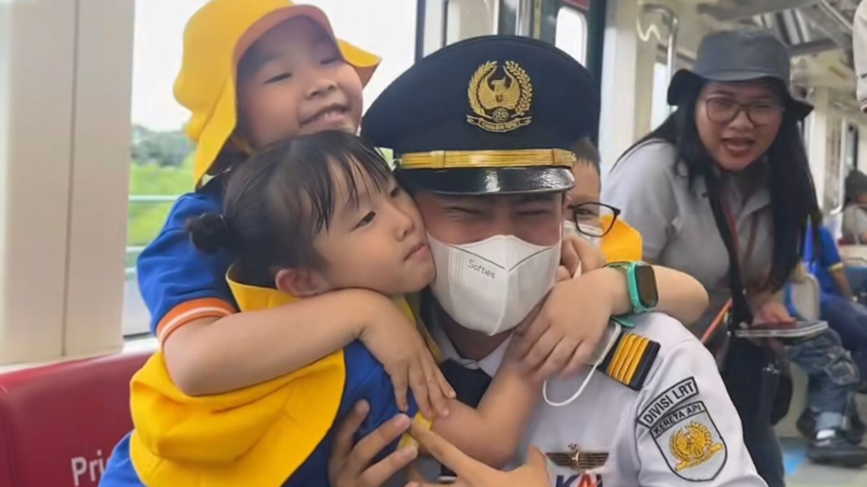 Bikin Gemas, Train Attendant LRT Jabodebek Jadi Idola Penumpang Anak-anak di Tengah Tugas yang Krusial