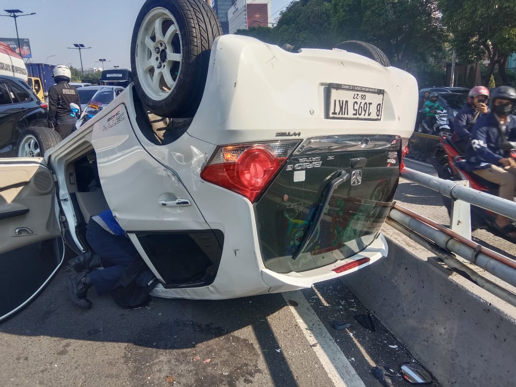 Lagi, Kecelakaan Terjadi di Tol Dalam Kota: Brio Putih Terguling Sebabkan Macet Panjang