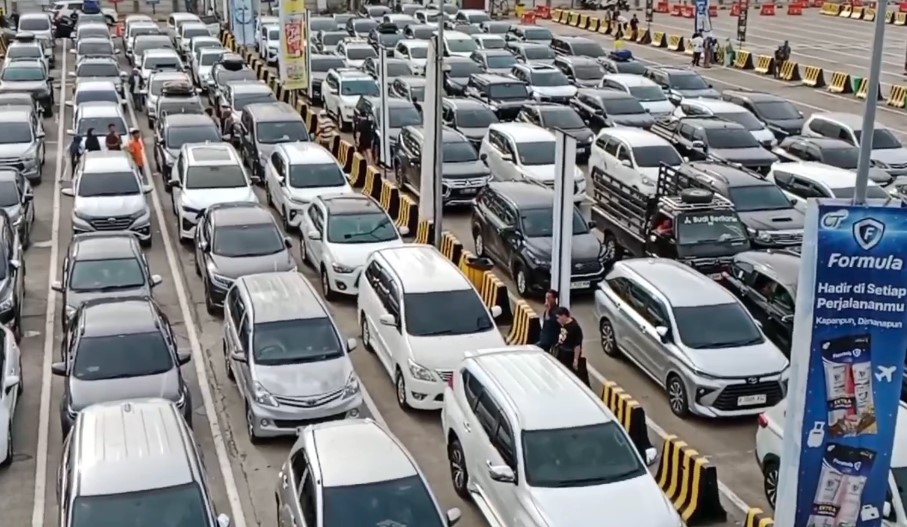 Lebaran Hari Pertama, Pelabuhan Merak Masih Diserbu Pemudik