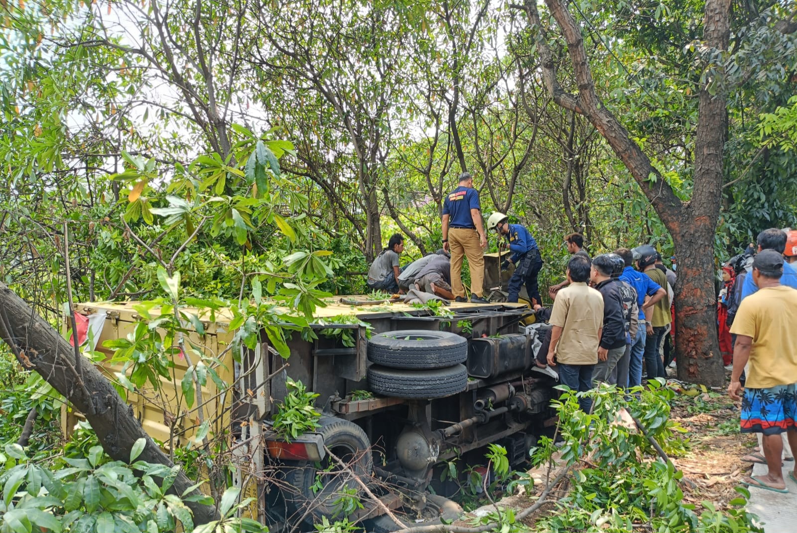 Mobil Box Terguling di Tangerang, Diduga Sopir Mengantuk