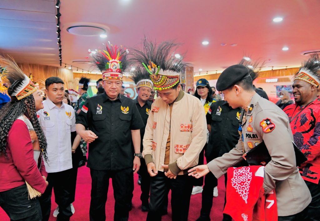 Dianggap Stylish, Jokowi Dapat Hadiah Jaket Bomber dari Desainer Asli Papua