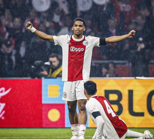 Manchester United Rampungkan Transfer Jurrien Timber dari Ajax