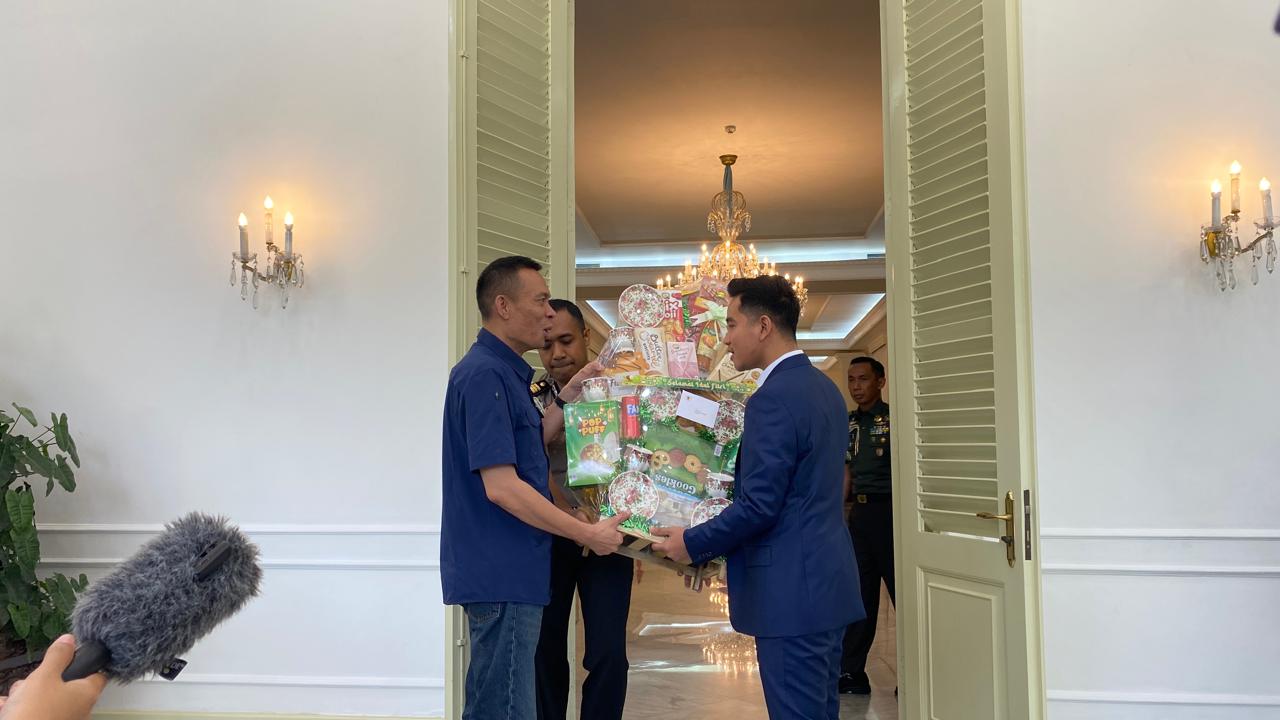 Rismon Sianipar Temui Gibran, Dapat Bingkisan Besar