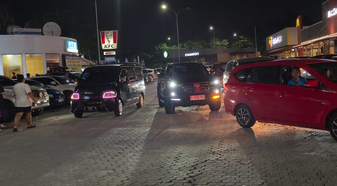 LIVE REPORT dari Rest Area KM 57 Tol Jakarta-Cikampek: Parkir hanya Boleh 1 Jam!