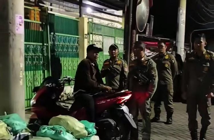 Satpol PP Surabaya Tertibkan PKL di Area Parkir RSUD Dr Soewandhie