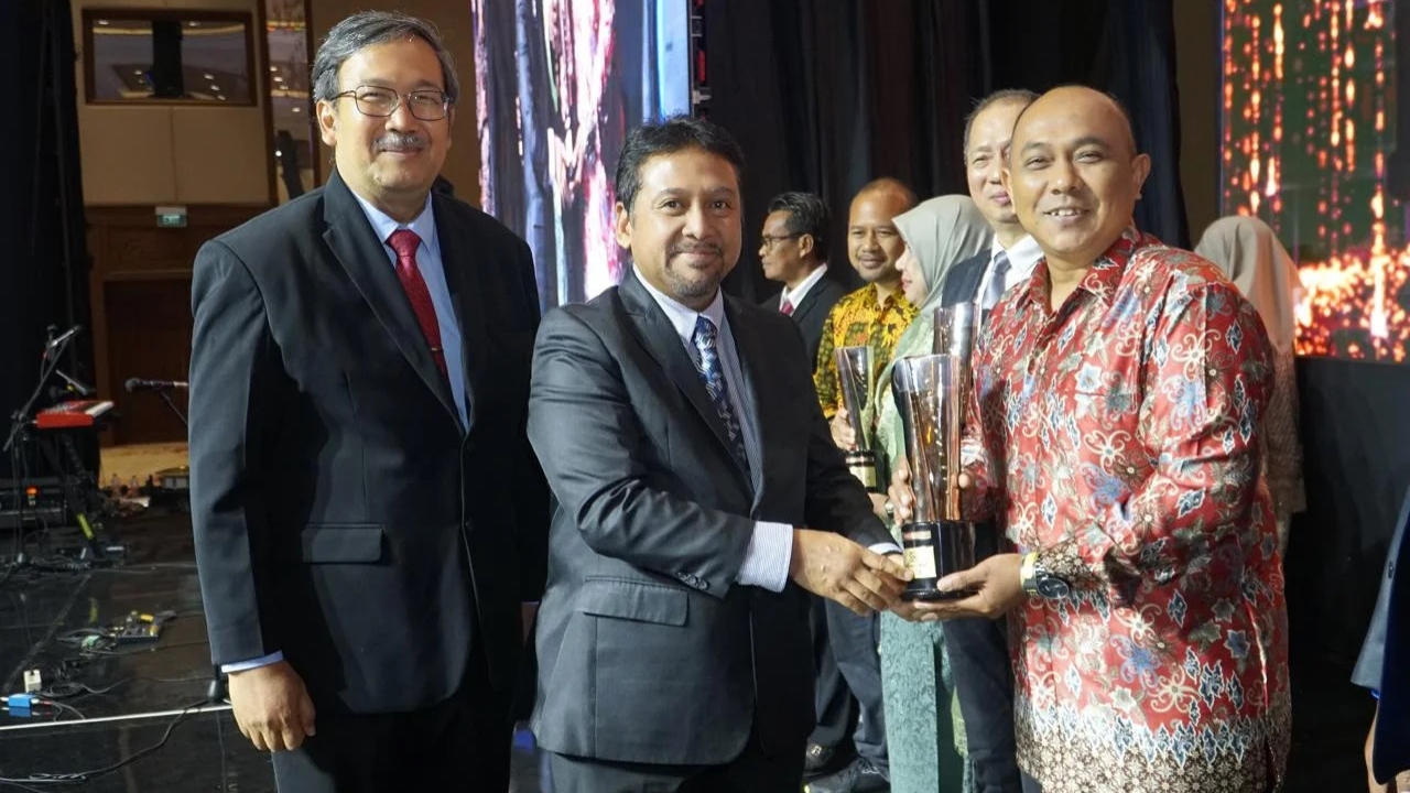 Konsisten Mengelola Pendidikan Berkualitas, GREAT Edunesia Dompet Dhuafa Raih Trofi SNI Award 2024