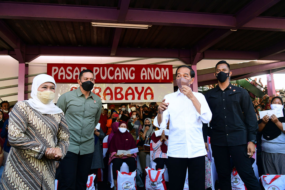Saat Bagi Bansos di Pasar Pucang Anom Surabaya Jokowi Berpesan: Bansos Jangan untuk Beli HP