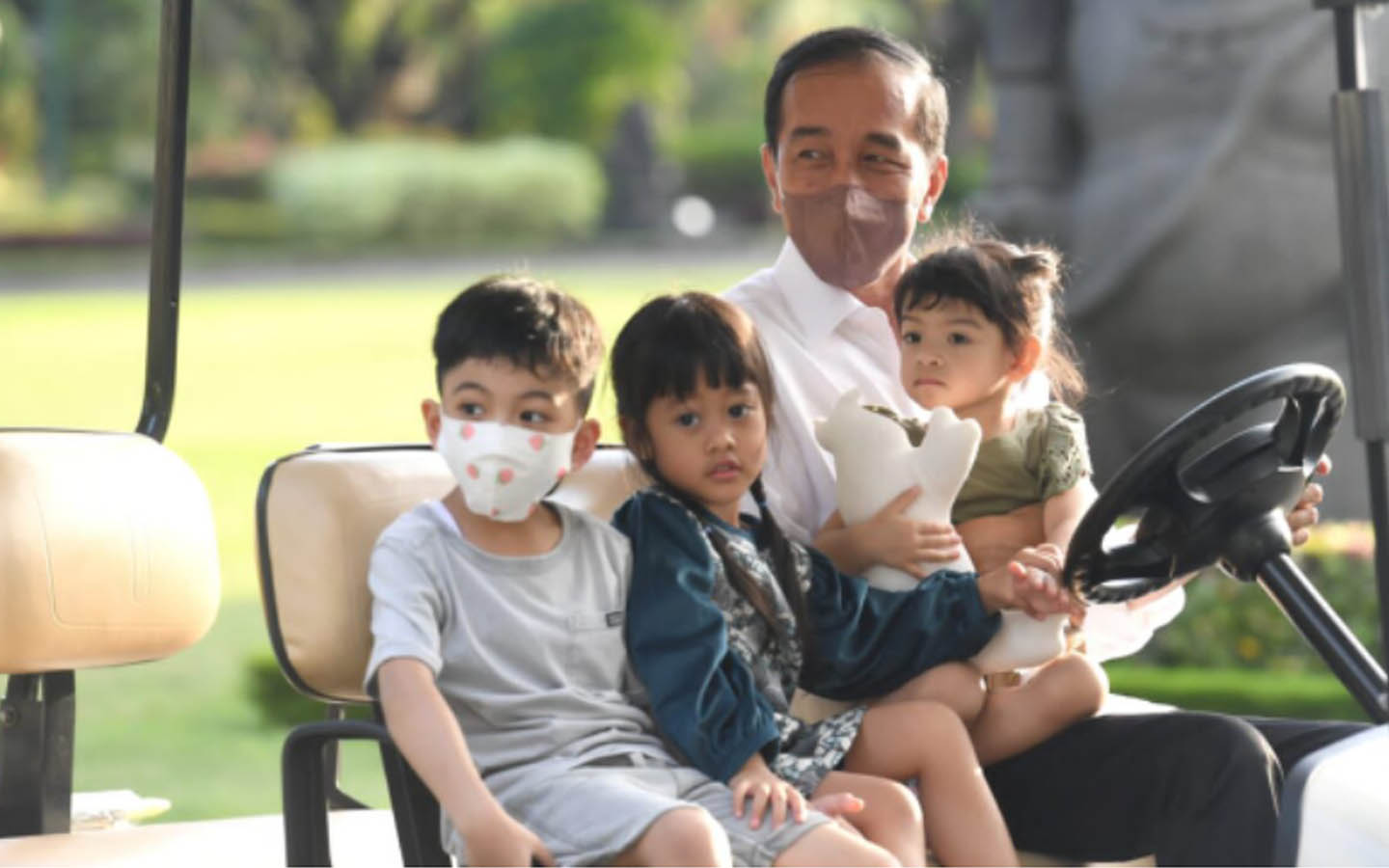 Habiskan Libur Lebaran Presiden Pilih Main dengan Cucu di Gedung Agung