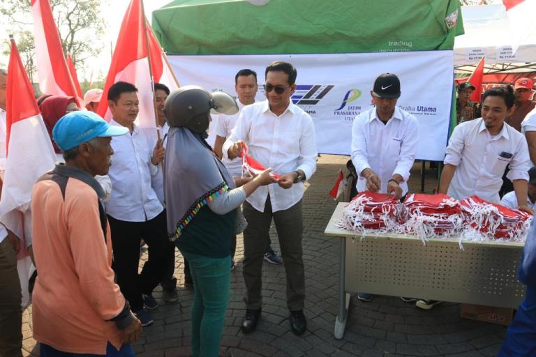 PT JGU Bagi-Bagi Bendera ke Pengungsi