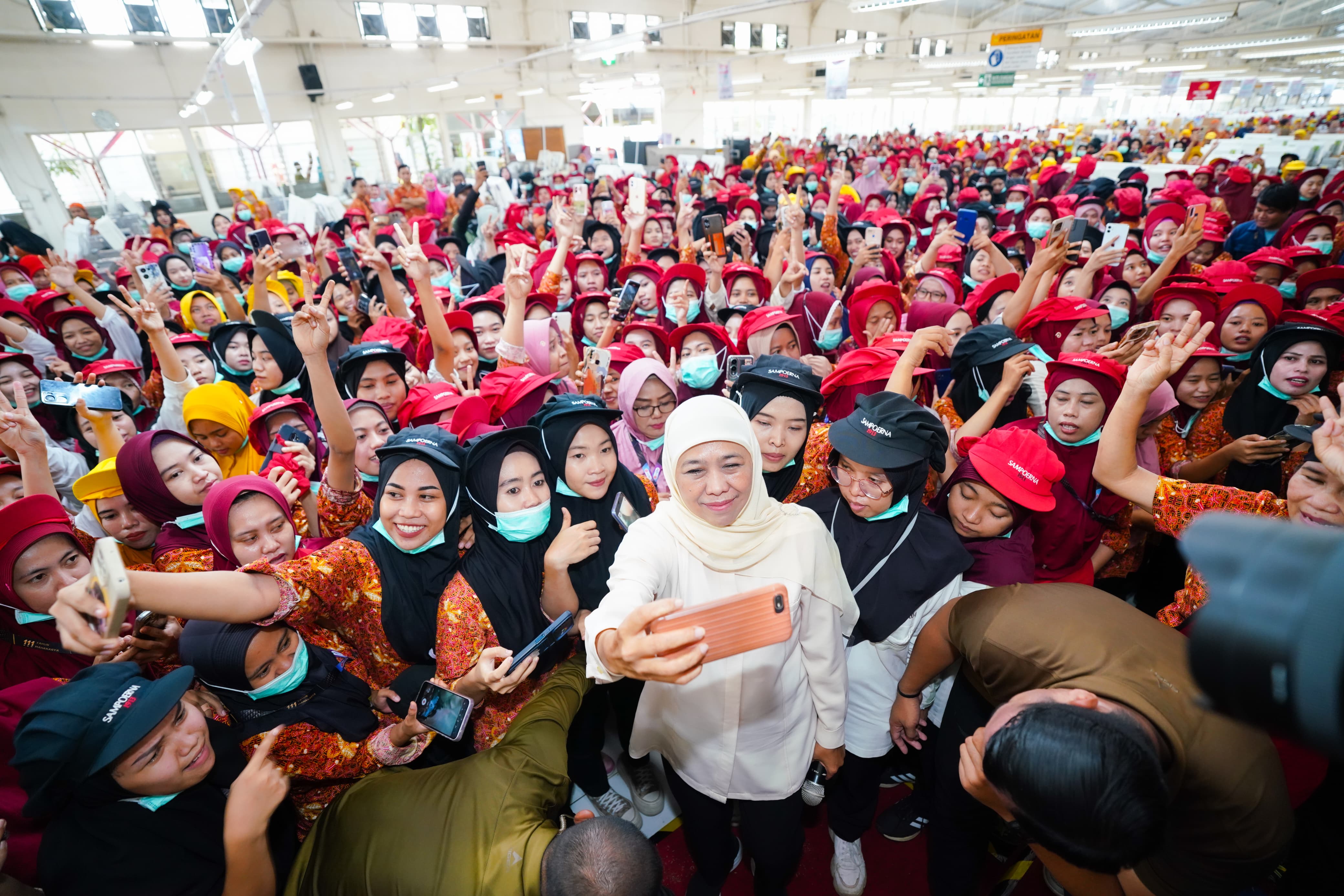 Khofifah Bertemu Pekerja Pabrik Sampoerna Plant Kraksaan