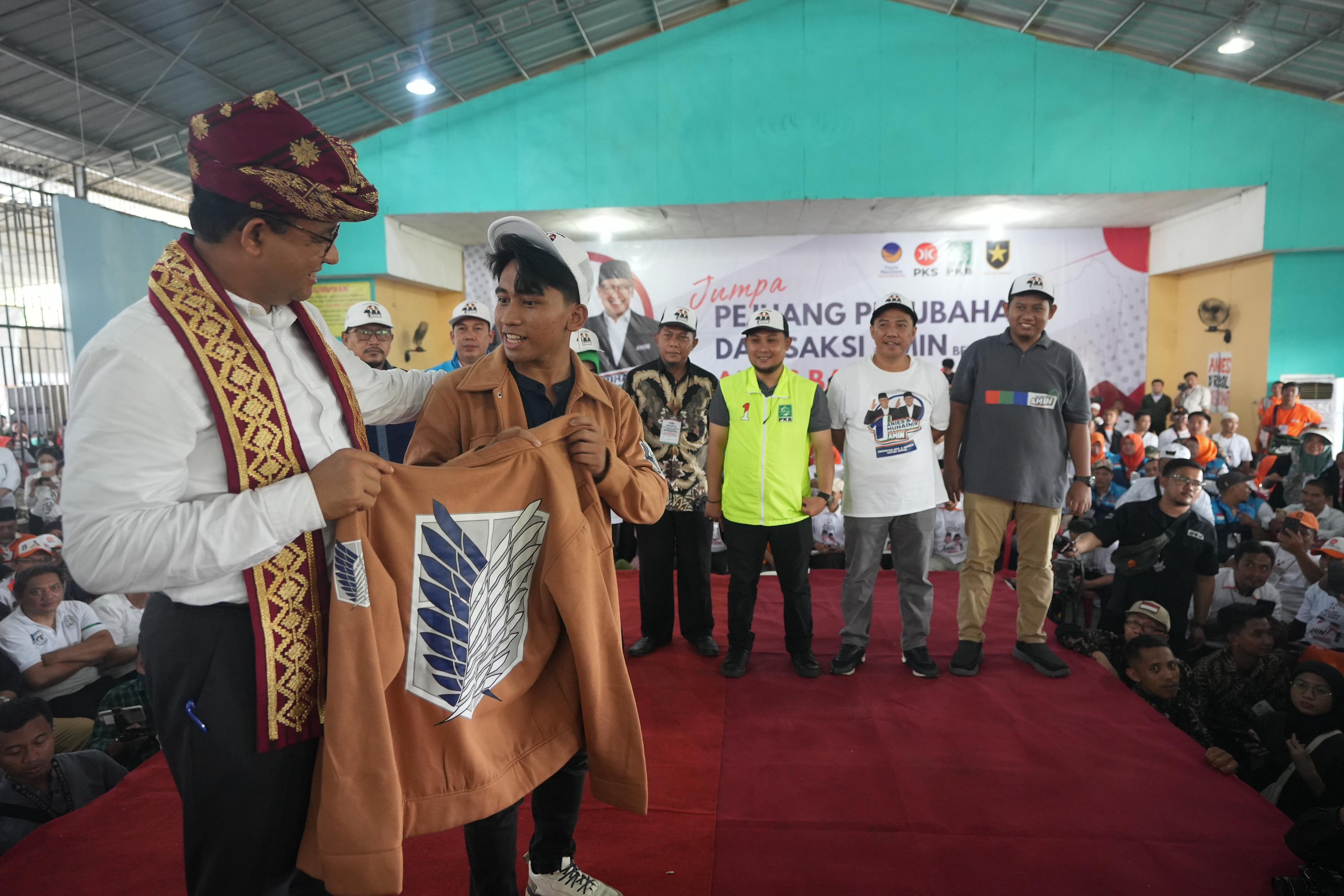 Hadiri Pengukuhan Saksi di TPS, Anies Disematkan Jaket Attack on Titan Sasageyo