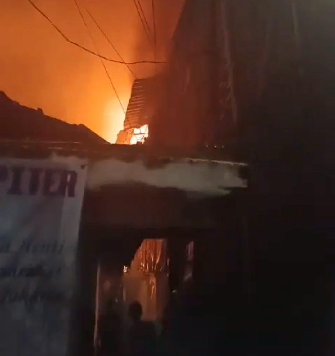 Kebakaran Landa Pemukiman Padat Penduduk di Kota Bambu Utara, 16 Unit Damkar Diturunkan