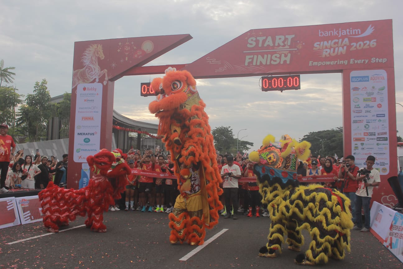 Bank Jatim Sincia Run 2026, Atraksi Barongsai dan Bagi Permen dari Yuan Bao Warnai Fun Run 