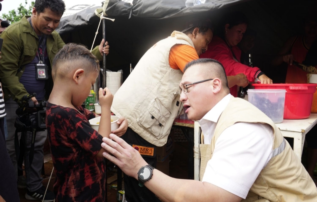 Dapur Umum BAGUNA PDI Perjuangan Bagikan Makanan Siap Saji ke Korban Kebakaran Kapuk Muara