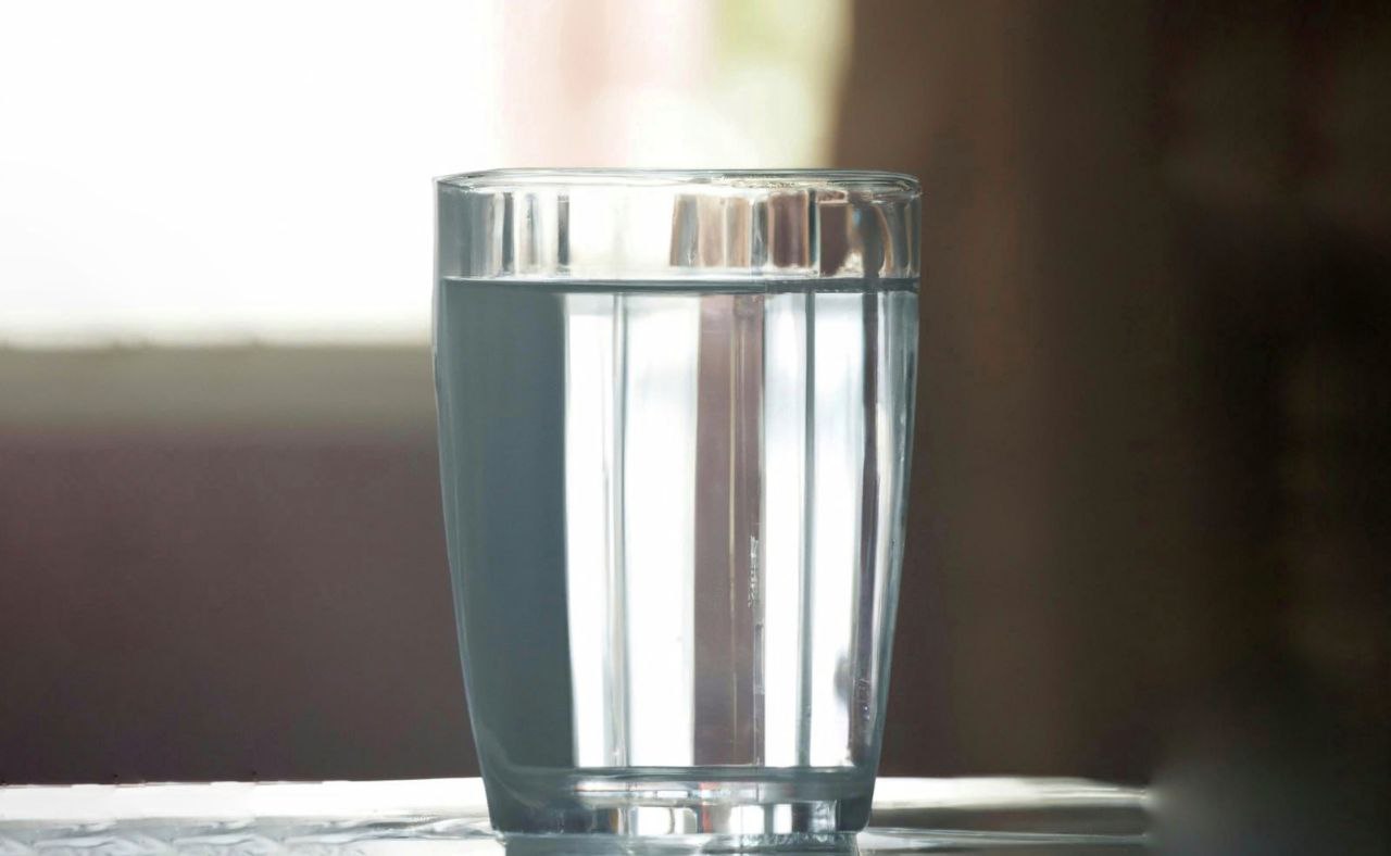 Simak! 6 Manfaat Minum Air Putih Hangat saat Berbuka Puasa