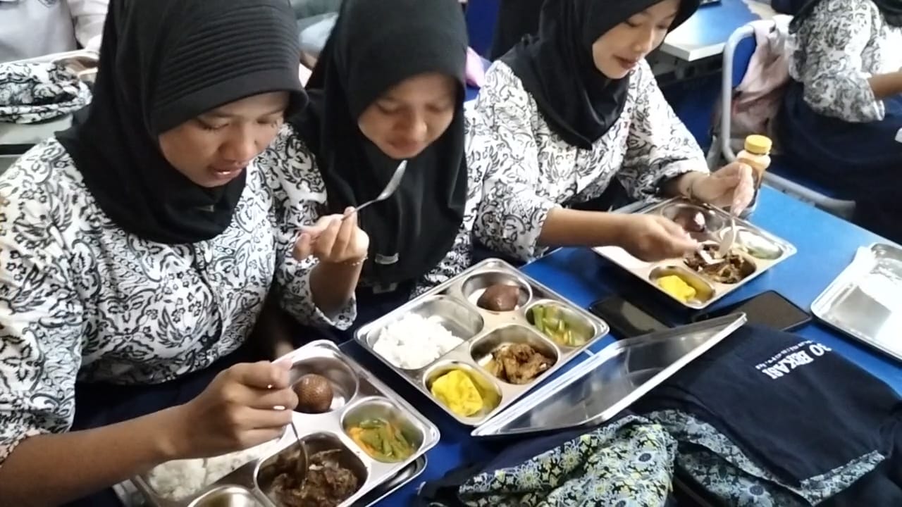 Meski Tak Ada Susu di Makan Bergizi Gratis, Aisyah Tetap Bisa Hemat Uang Jajan 