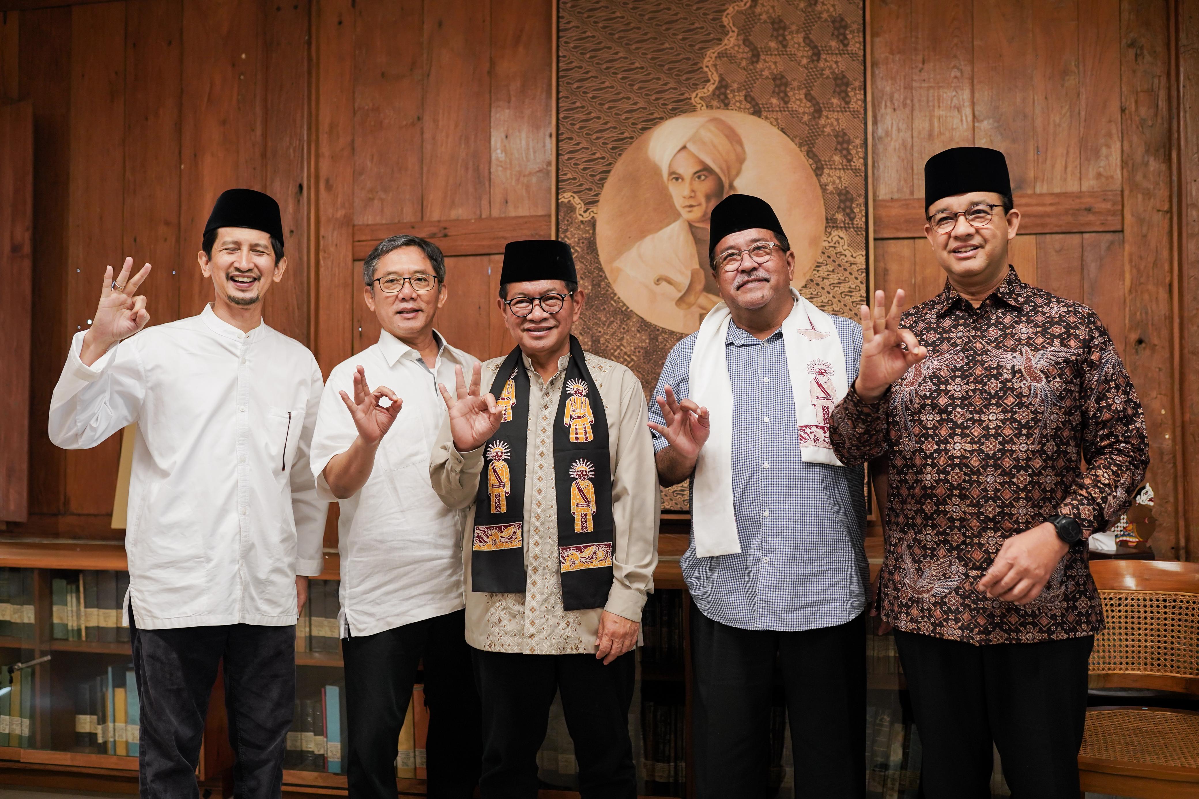 Anies dan Pramono-Rano Makin Mesra, Kompak Pose Salam 3 Jari