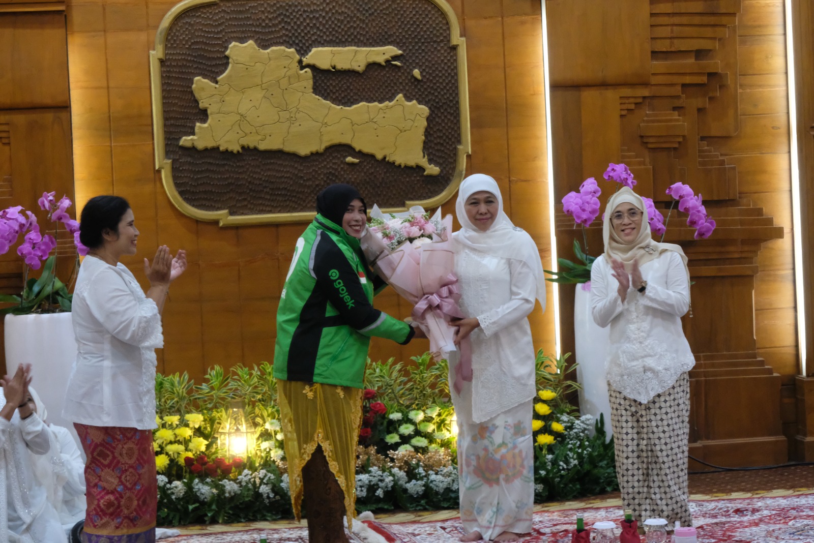 Hari Terakhir Ramadhan, Khofifah Bertemu 'Ras Terkuat' Di Bumi