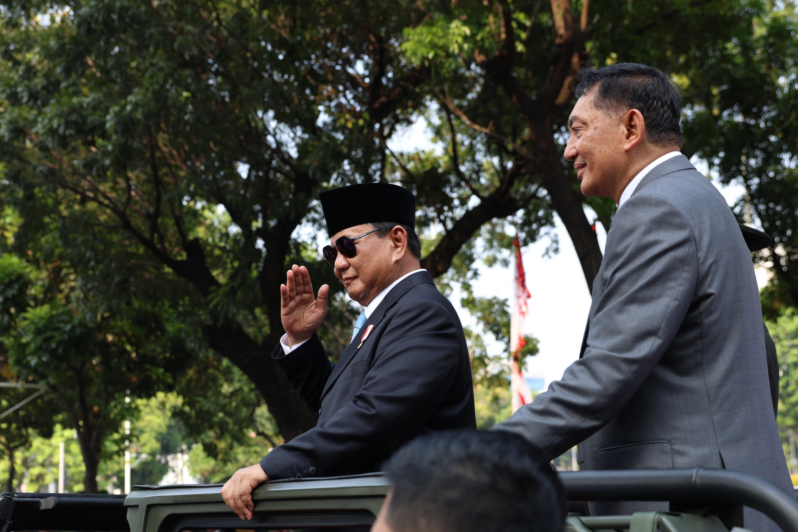 Antusias Warga Sambut Prabowo dan Menhan Sjafrie Naik Maung Usai Serah Terima Jabatan