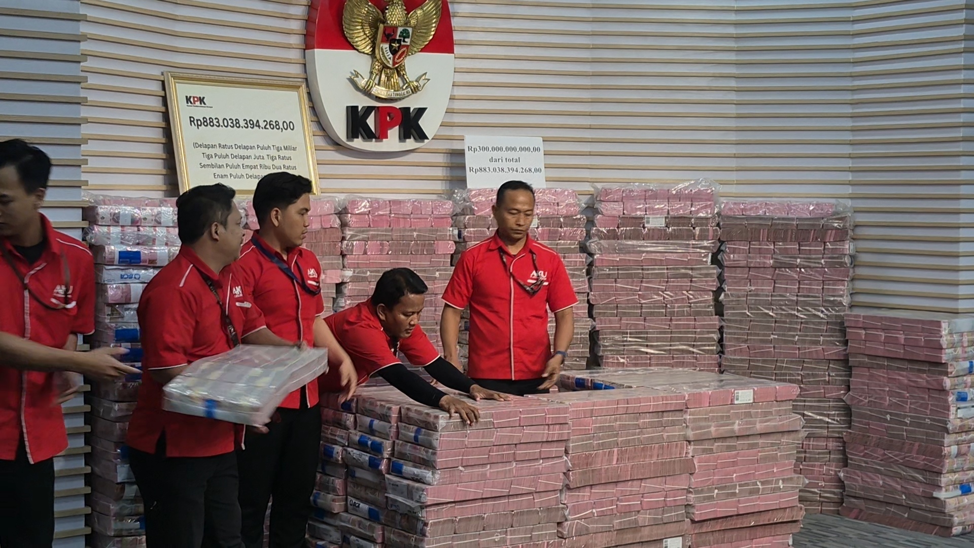 KPK Serahkan Rp 883 Miliar Barang Rampasan Negara ke PT Taspen Persero 