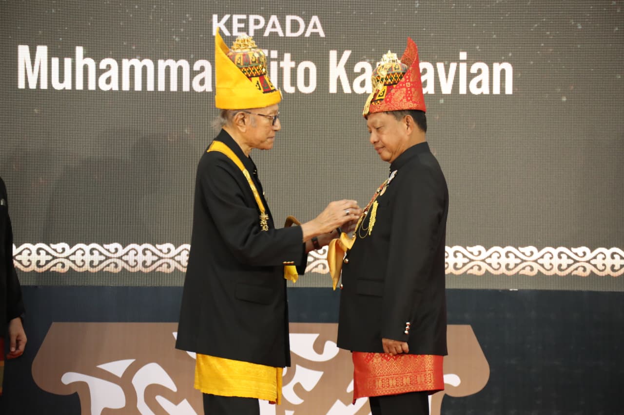 Mendagri Tito Terima Gelar Kehormatan Petua Panglima Hukom dari Lembaga Wali Nanggroe Aceh