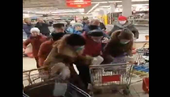 Demi Dapatkan Gula, Warga Rusia Rela Saling Sikut Satu Sama Lain di Supermarket