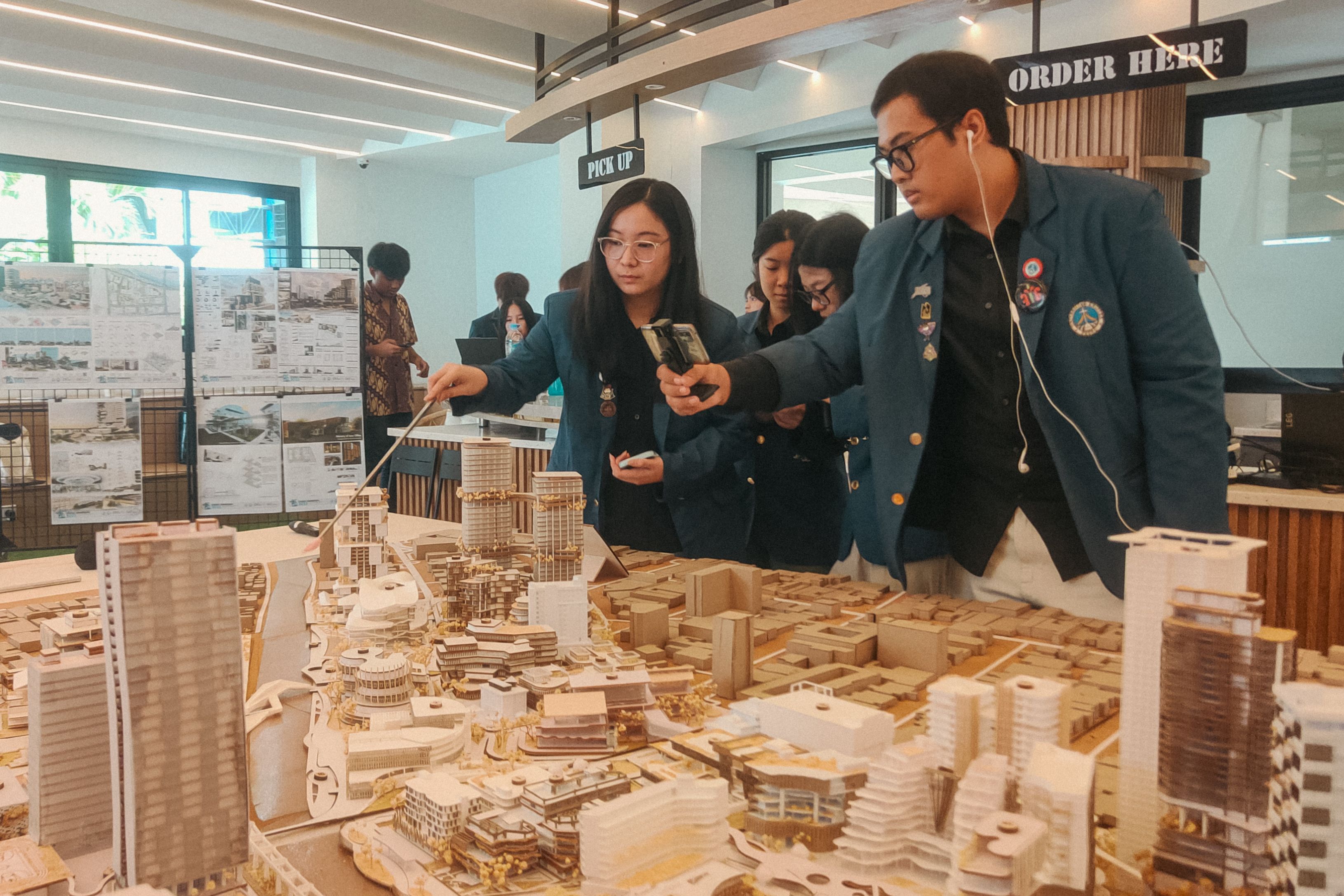 Rancang Maket Gubeng, Mahasiswa Petra Hadirkan Konsep Walkable City dalam 30 Tahun ke Depan