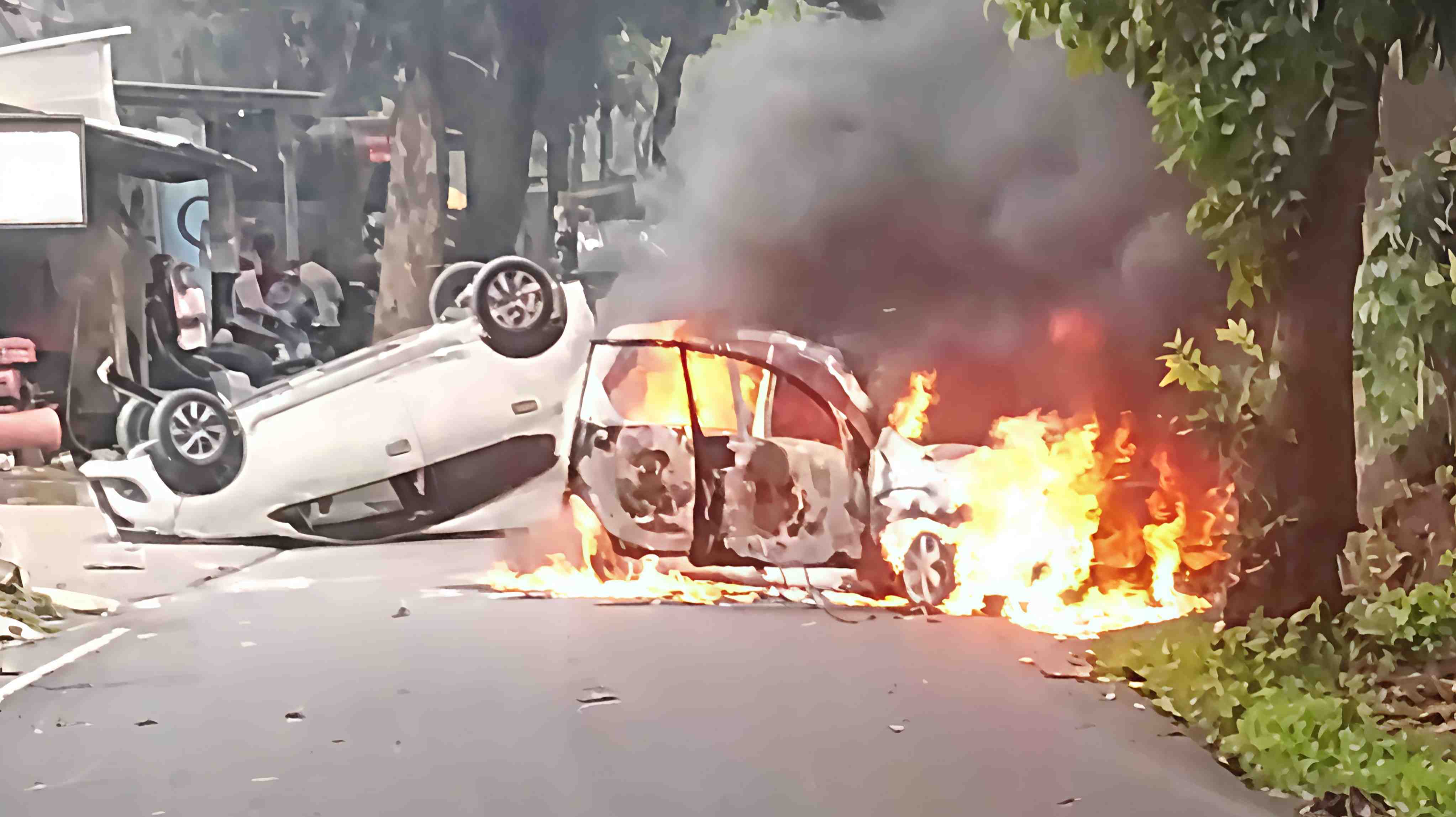 Mobil Polisi Dibakar Massa Saat Jemput Tersangka di Depok, Pelaku Ketua Ormas!