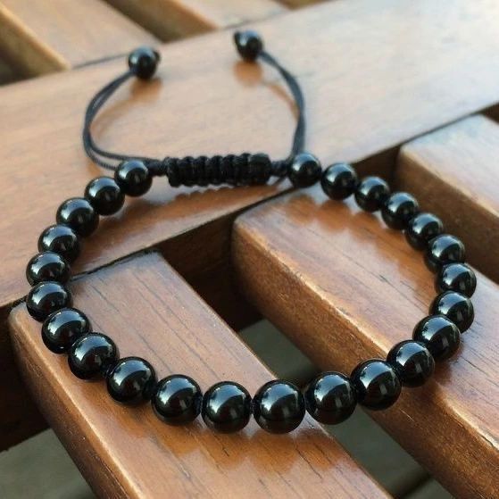 5 Makna Gelang Hitam di Tangan Kanan Perempuan