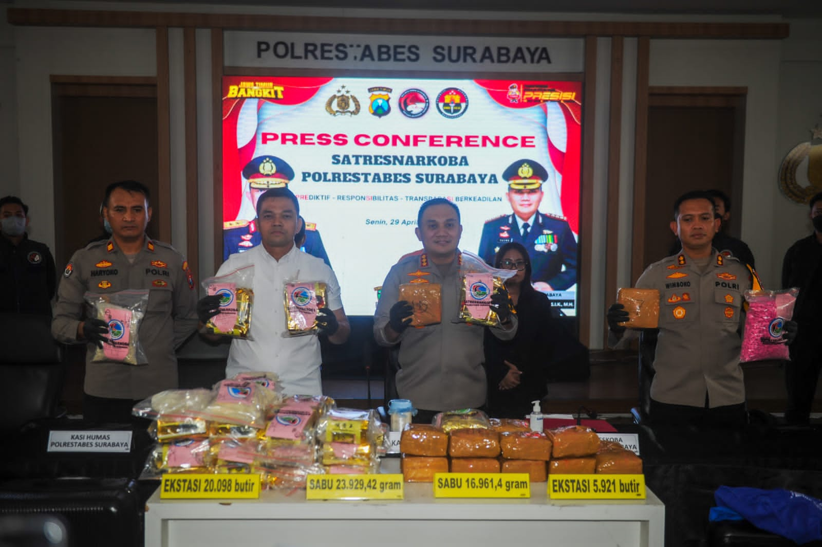 Polrestabes Surabaya Tangkap Dua Orang Kurir Pembawa 40 Kilogram Sabu