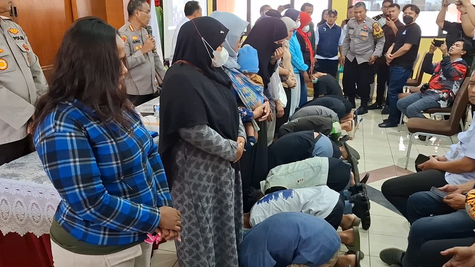 Belasan Pelajar Tawuran Menangis dan Memohon Maaf Bersimpuh di Kaki Ibu