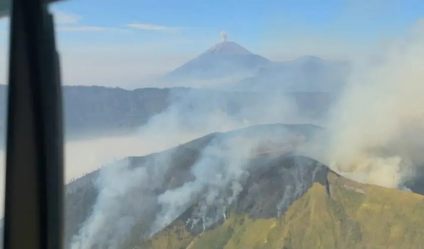 BPBD Jatim Kerahkan Helikopter PK-DAP Padamkan Karhutla Gunung Bromo