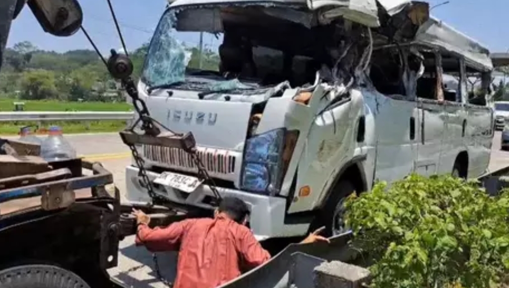 4 Santri dan Pengasuhnya Tewas Kecelakaan Minibus Elf di Tol Ungaran Semarang 