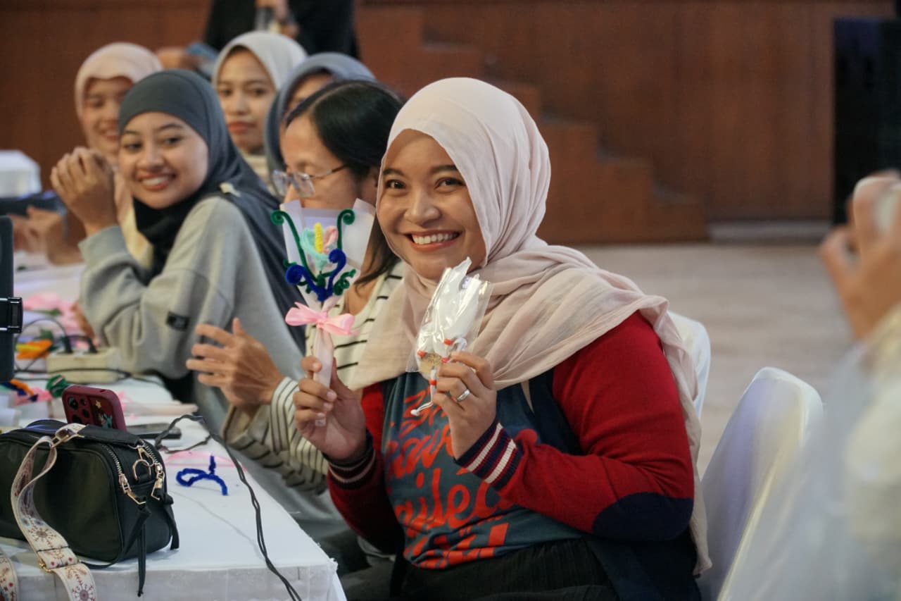 Workshop Pipe Flowers jadi Ajang Ekspresi Seni Pengunjung  Swarabaya Fest di Balai Pemuda