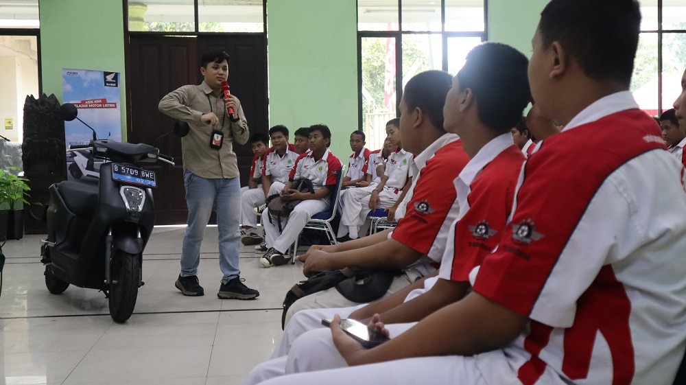 SMK Taman Siswa 2 Jakarta Dapat Edukasi Motor Listrik Lewat Astra Honda Berbagi Ilmu 2024