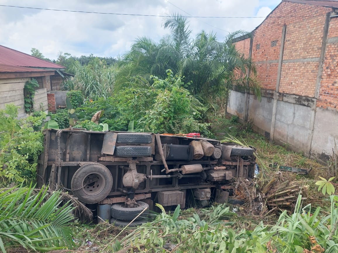 Usai Tabrak Mobil Dinas Camat Marosebo, Truk Batu Bara Tanpa Muatan Ini Terperosok