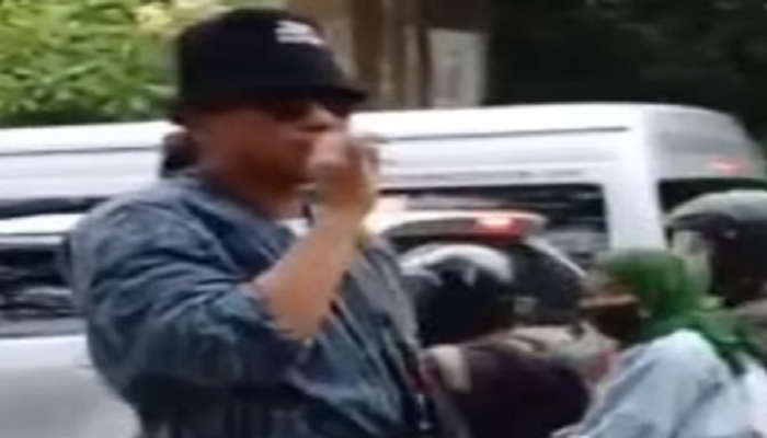 Gagah dan Berani! Pria Bersarung Hadang Pengendara Motor 'Nakal' yang Masuk Jalur Pejalan Kaki di Cikini Raya