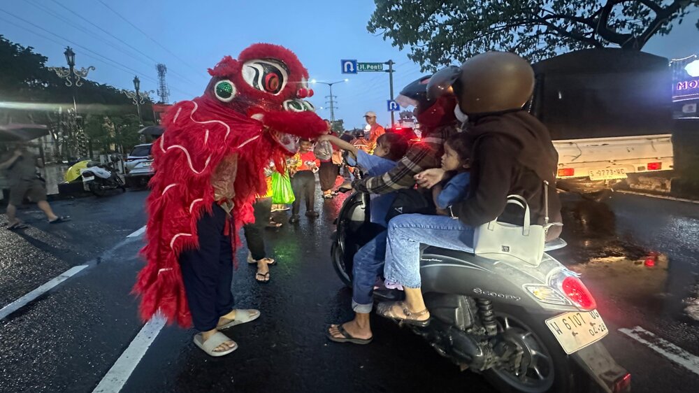 PSMTI Sidoarjo dan Vihara Dharma Bakti Bagi 500 Takjil untuk Masyarakat
